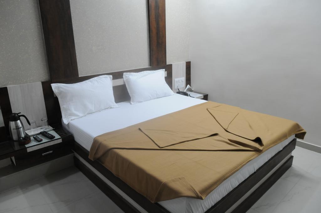 أحمد أباد Oyo Hotel Sree Balaji Residency الغرفة الصورة