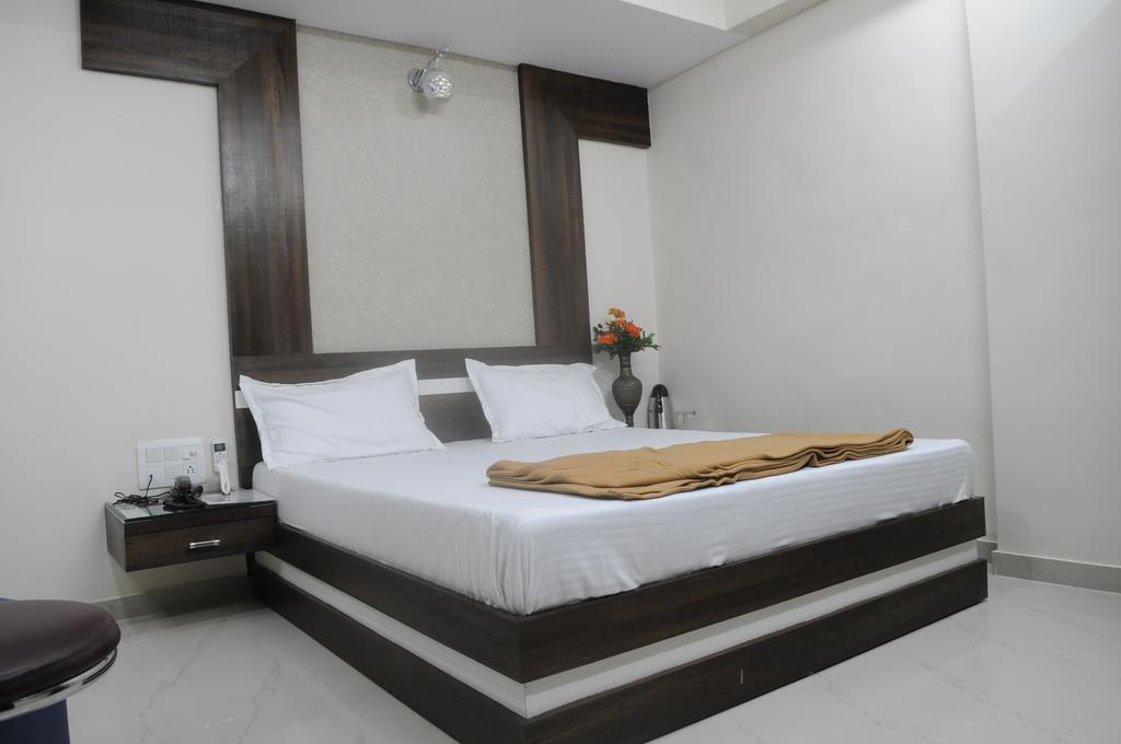 أحمد أباد Oyo Hotel Sree Balaji Residency المظهر الخارجي الصورة